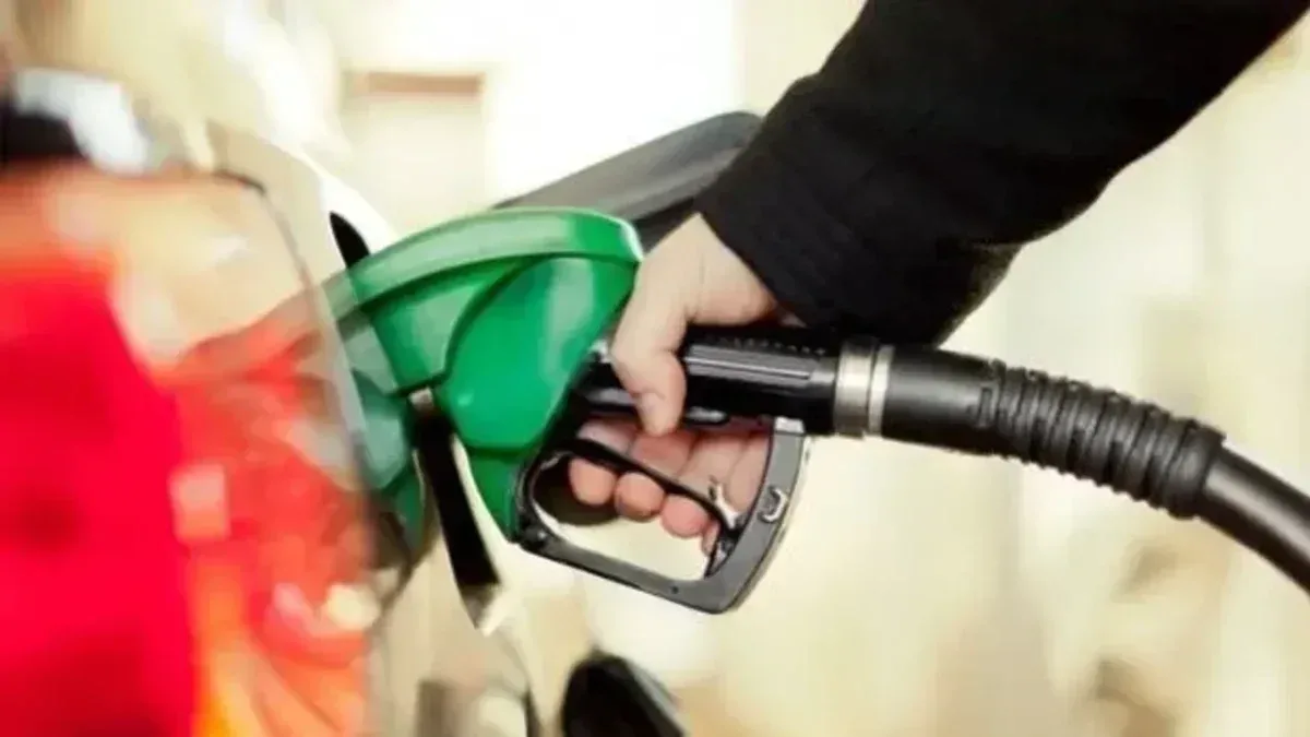 Akaryakıtta çifte değişim: Benzin ucuzladı, motorin zamlandı