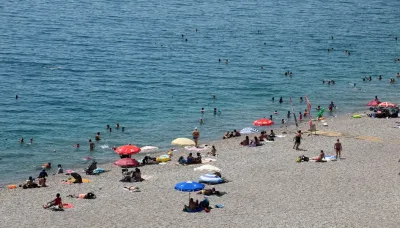 40 derece Antalya’yı boşalttı: Sahiller dolup taştı