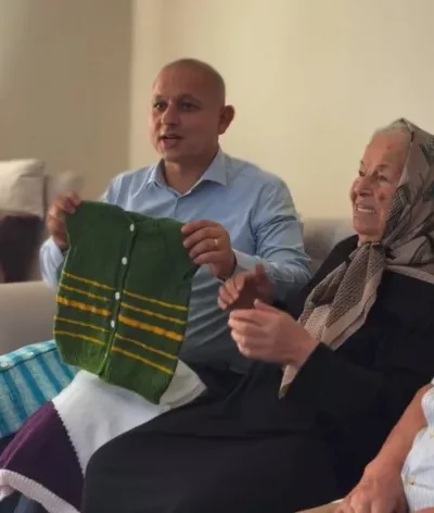 İlmek ilmek ördü, ihtiyaç sahiplerine bağışladı